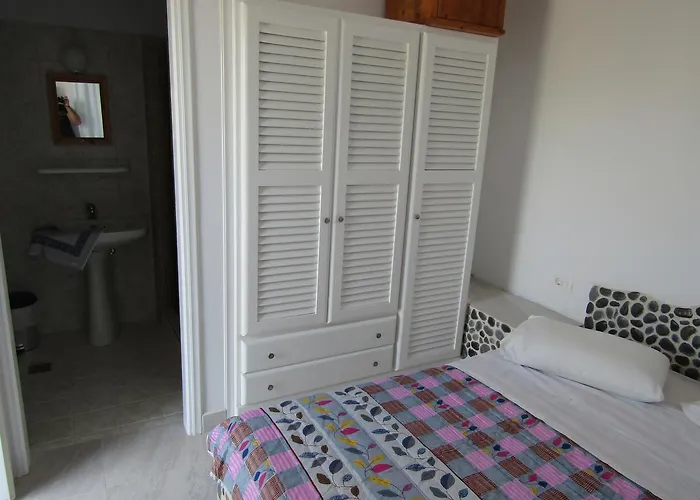 Perissa 2* Agios Georgios (Santorini)